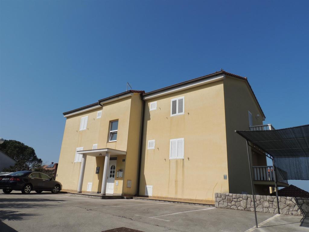Apartment Mirela Malinska Exterior photo